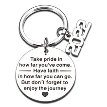 Load image into Gallery viewer, Class of 2022 Graduation Gifts Keychain for Senior 2022 College Medical High School Graduation Gifts for Her Him Inspirational 2022 Grad Gifts for Boys Girls Women Men Master Nurse Mom to Son Daughter